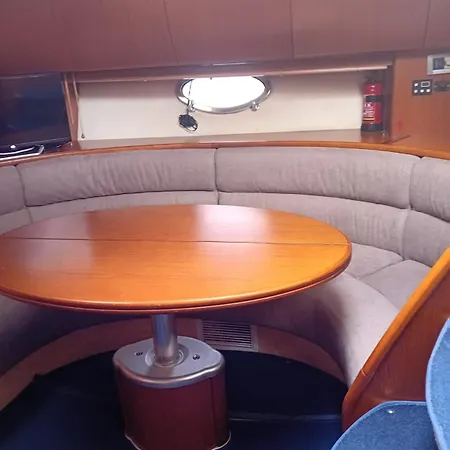 Boat Hotel na wodzie