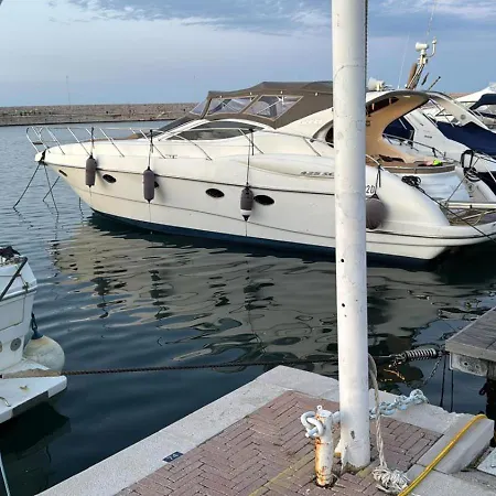 Boat Hotel na wodzie Bari