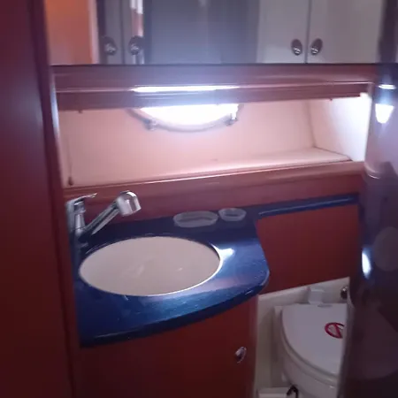 Boat ספינת מלון בארי