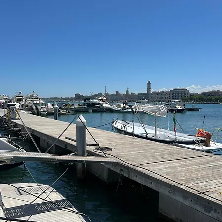 Boat ספינת מלון *