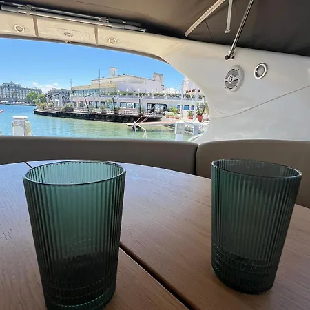 ספינת מלון Boat