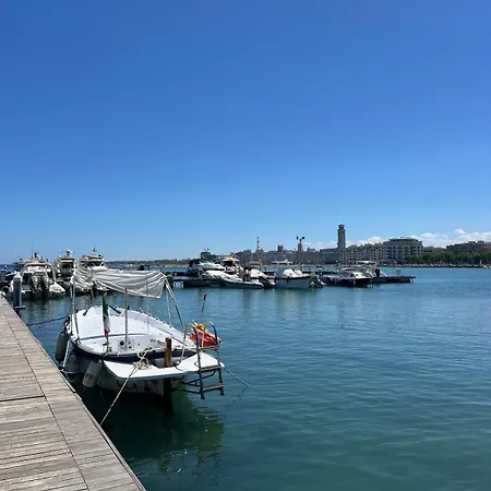 ספינת מלון Boat בארי
